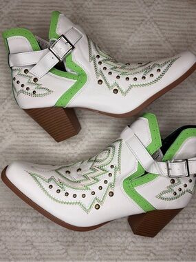 J Adams Darla white & green embroidered stud ankle cowboy boots new women’s 7